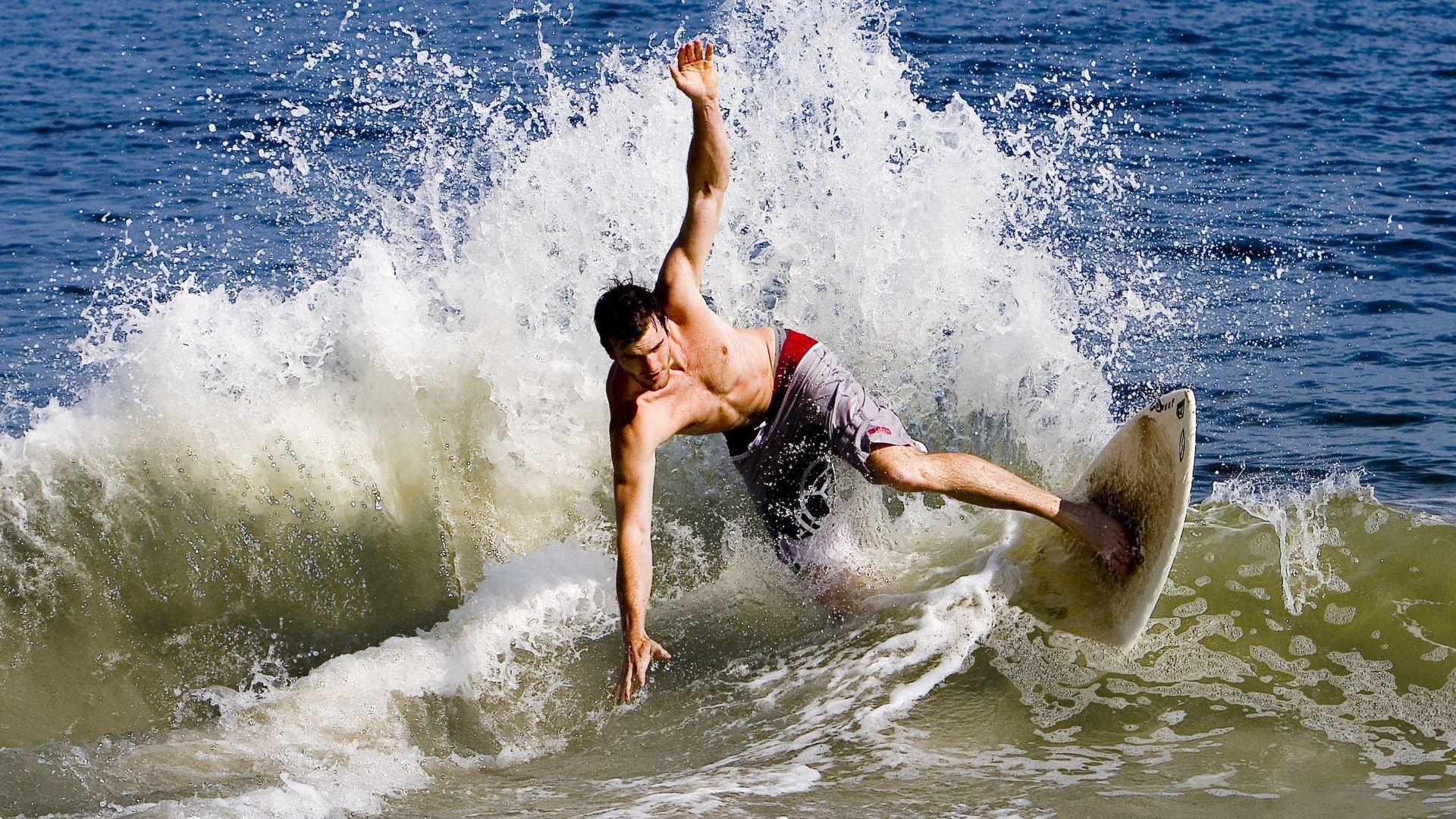 跨界风暴，三笘薰F1揭幕战瑞士式统治，芬兰神话如何被强势破解？